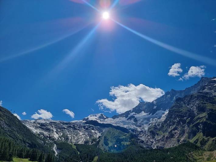Gîte pour 3 personnes, avec balcon ainsi que sauna et jacuzzi, adapté aux familles à Saas-Fee - 2
