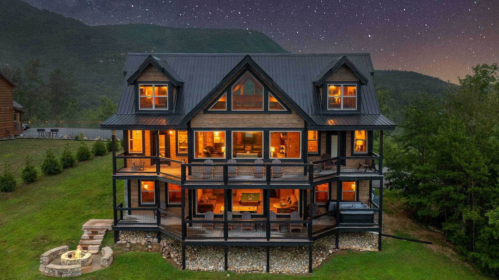 Entire apartment, Amazing View Cabin w/Gameroom, Hot Tub & Fire Pit in Waldens Creek, Sevier County