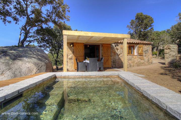 Location de vacances pour 2 personnes, avec Terrasse et Jardin ainsi que Piscine et Vue en Corse-du-Sud