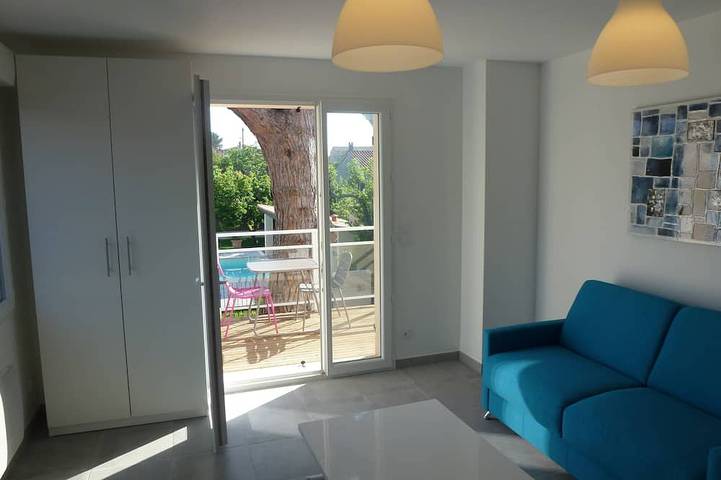 Appartement entier, Magnifique Studio  avec terrasse, vue piscine , mer à pied  14 min,  très calme in Six-Fours-les-Plages, Côte méditerranéenne (France)