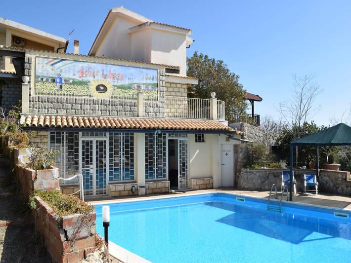 Agriturismo per 6 persone, con Terrazza e Giardino nonché Piscina a Augusta (Italy)