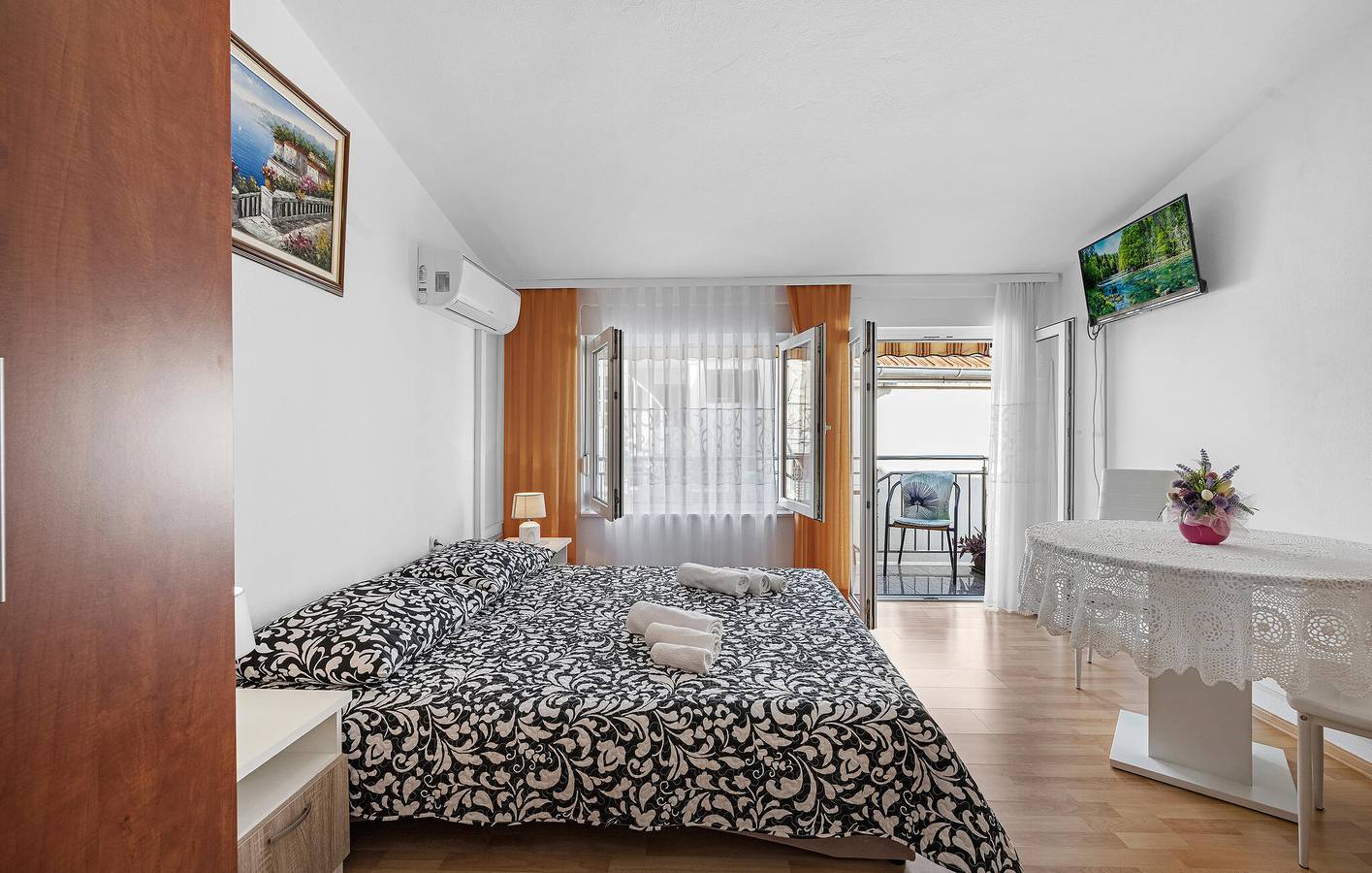 Ganze Ferienwohnung, Gemütliche Ferienwohnung mit Terrasse, Küche und Zugang zum Strand – 1000 m entfernt in Vodice, Šibenik-Knin