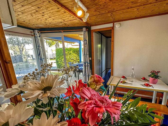 Camping Le Lagon Bleu - Chalet 4 personnes - Chalet Azur 2 chambres terrasse intégrée 1/4 pers in Notre-Dame-de-Monts, Vendée