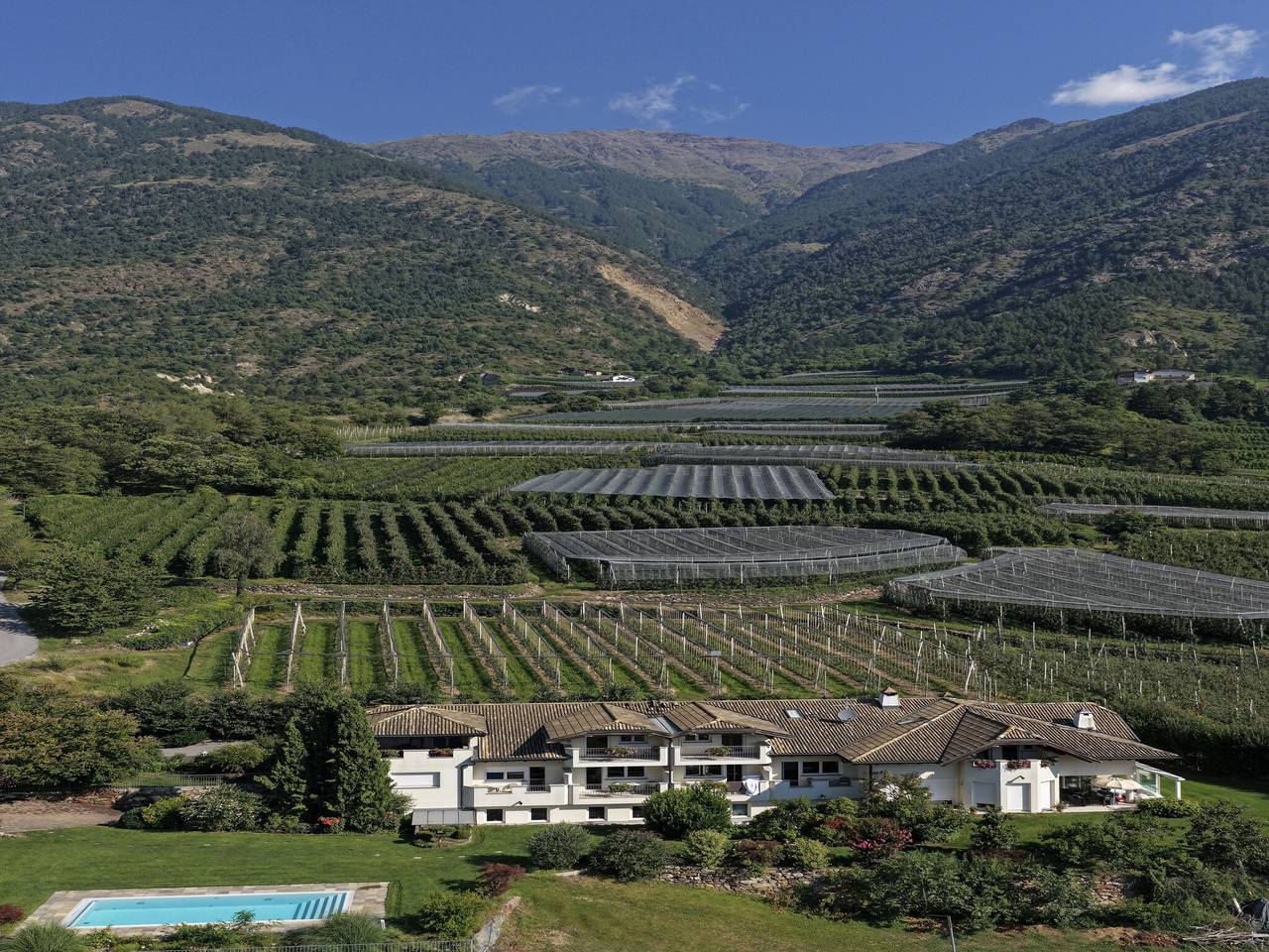 Appartamento intero, Appartamento a Goldrain con piscina e vista in Laces, Parco Nazionale dello Stelvio