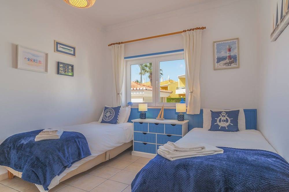 Luxury Three Bedroom Villa with Jacuzzi Pool, Ocean Views & 5 mins walk into Luz in Praia da Luz, Faro District