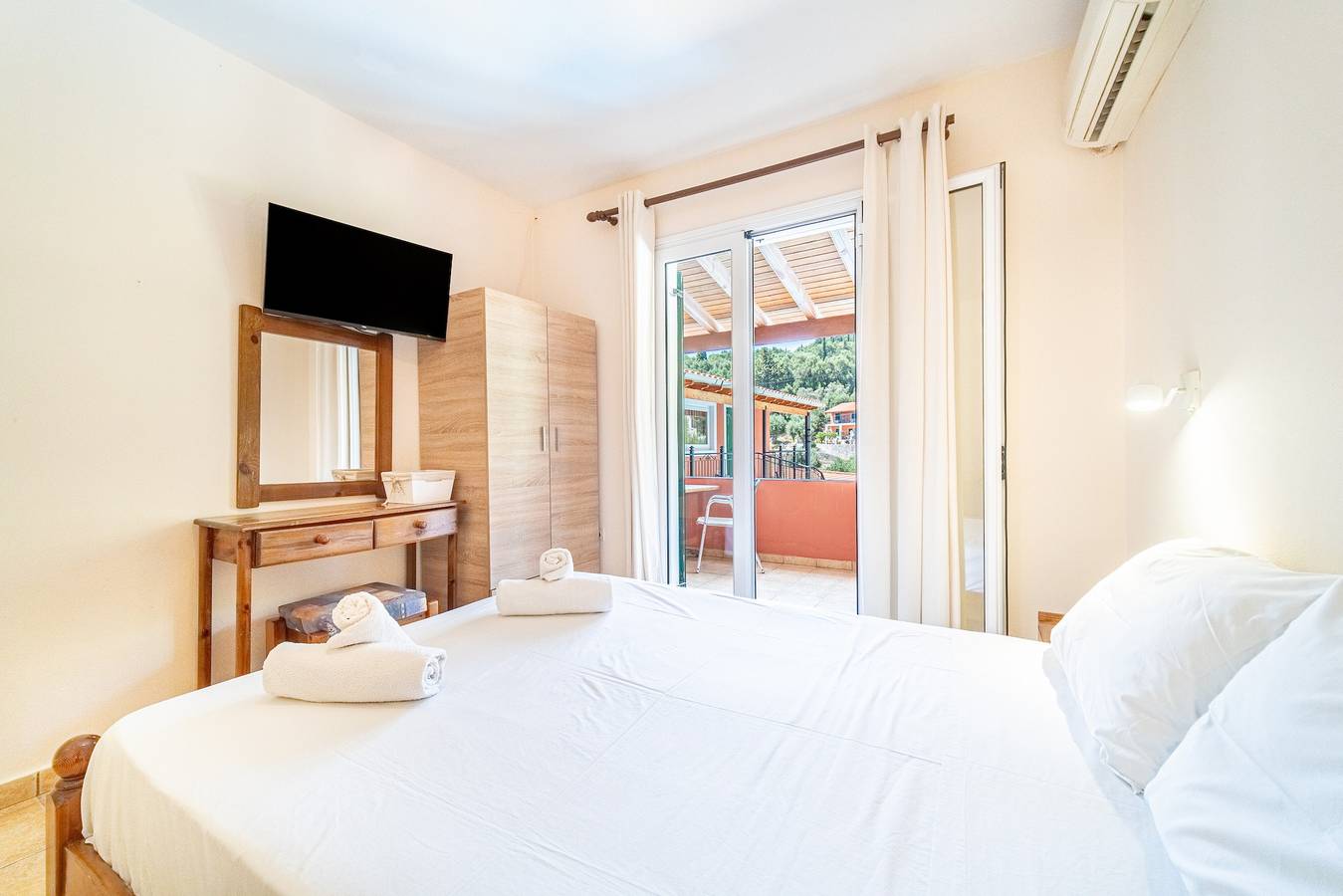 Entire apartment, Apartment Arianna 17 with Shared Pool & Wi-Fi in Paleokastritsa, Corfu