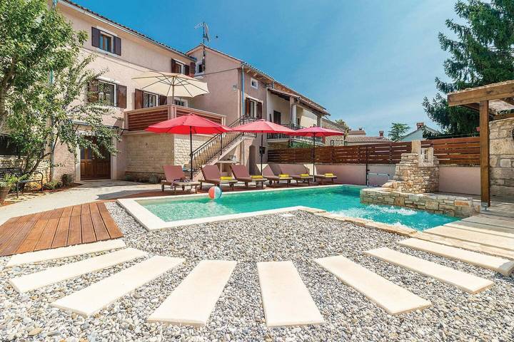 Ferienhaus für 8 Personen, mit Balkon/Terrasse und Pool