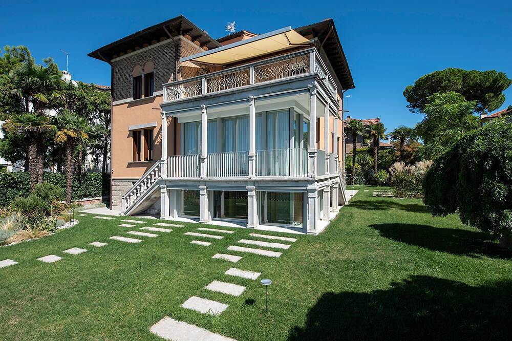 Villa for 8 Guests in Lido di Venezia, San Lazzaro degli Armeni