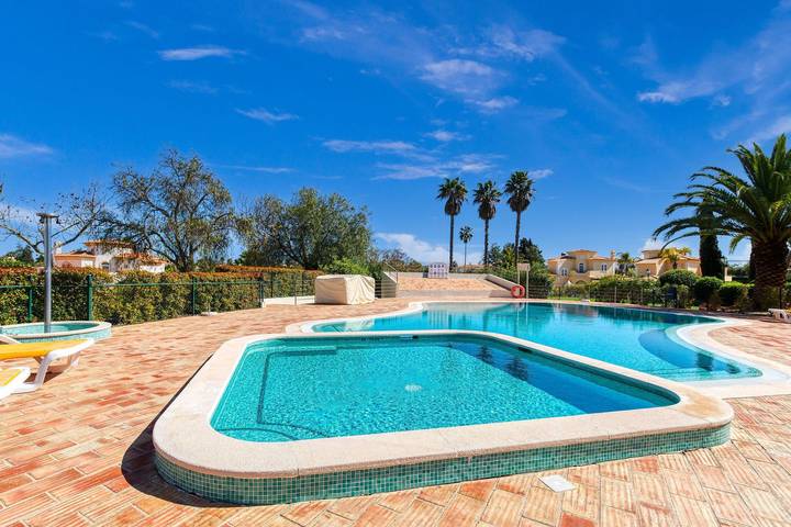 Ferienwohnung für 6 Personen, mit Pool und Balkon
