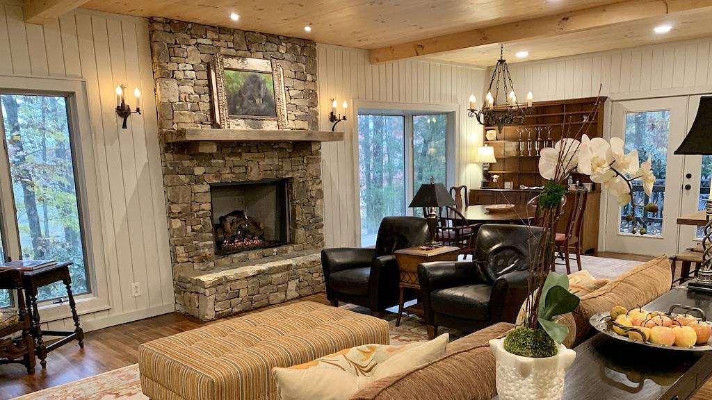Nestleinn: Luxury Mountain Retreat with Fire Pit, Decks & Forest Views. in Scaly Mountain, Macon County
