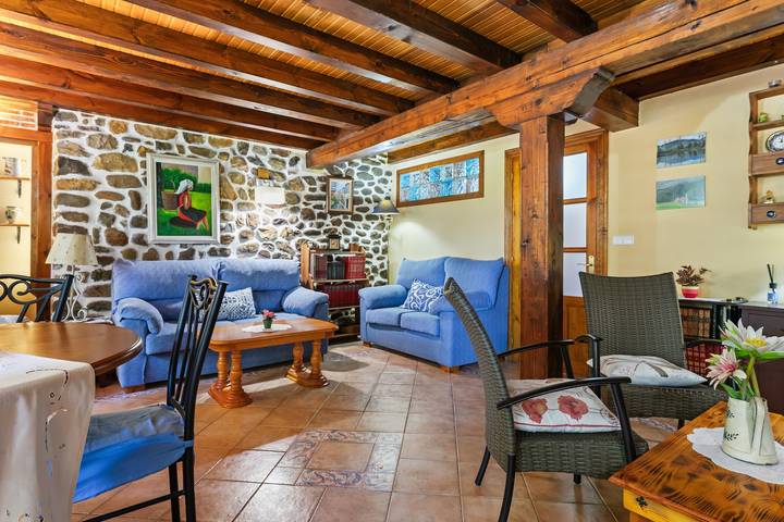Casa rural 'El Campano' con vistas a la montaña, terraza privada y Wi-Fi in Corvera de Toranzo, Cordillera Cantábrica