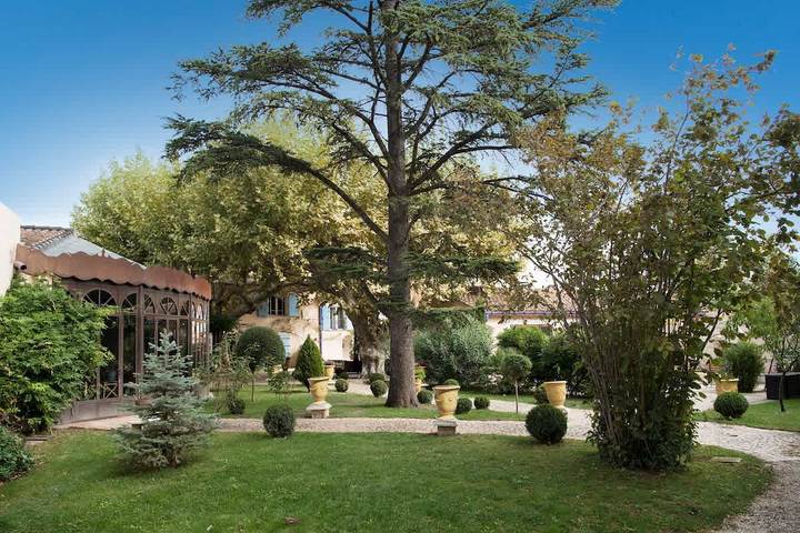 Location de vacances pour 16 personnes, avec jardin et jacuzzi ainsi que piscine et sauna à Noves - 2