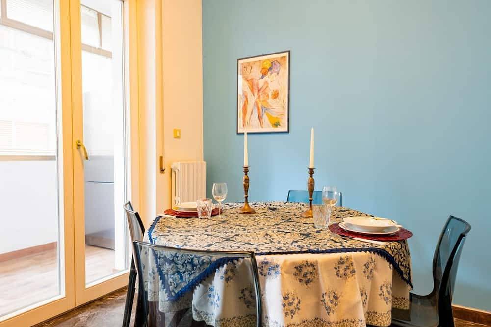 Ganze Wohnung, Guesthost - Colorful 60 sqm apartment with balcony, just a 5-minute walk from the sea. The accommodation is located on the first floor of a building with lift and can host up to 2 guests.The building is situated in a quiet residential area, well served b in Pescara, Adriaküste Abruzzen