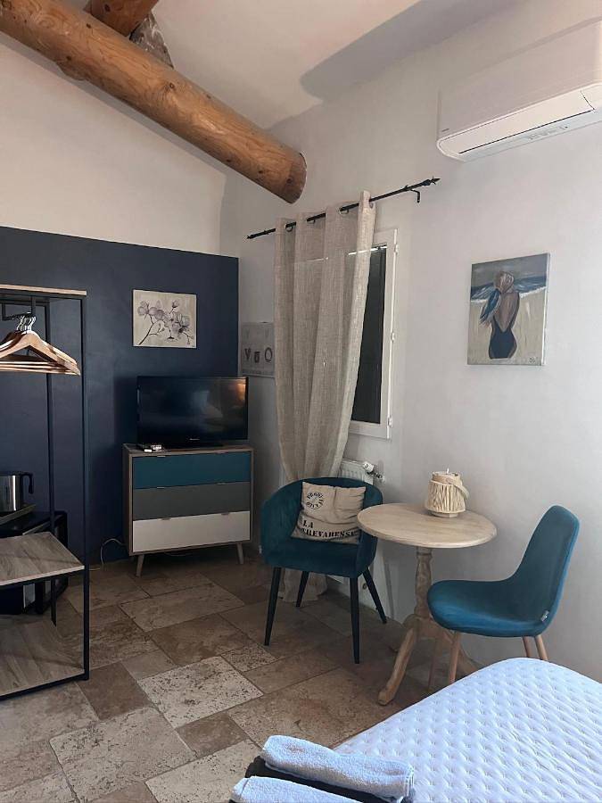 Location de vacances pour 2 personnes, avec vue ainsi que piscine et jardin à Puyvert - 2
