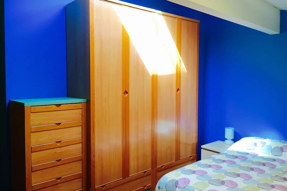 Dulantziko Arbola. An old house. A modern home in Alegría-Dulantzi, Cordillera Cantábrica