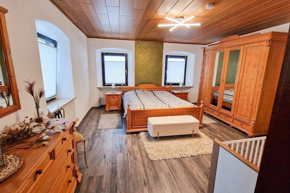 Ganze Wohnung, Große Ferienwohnung 230 qm mit 3 Schlafzimmern in Stamsried, Ostbayern
