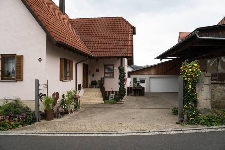 Ganze Wohnung, Ferienwohnung am Rathaus - Ferienwohnung (60 qm) mit voll ausgestatteter Küche in Dingolshausen, Fränkisches Weinland