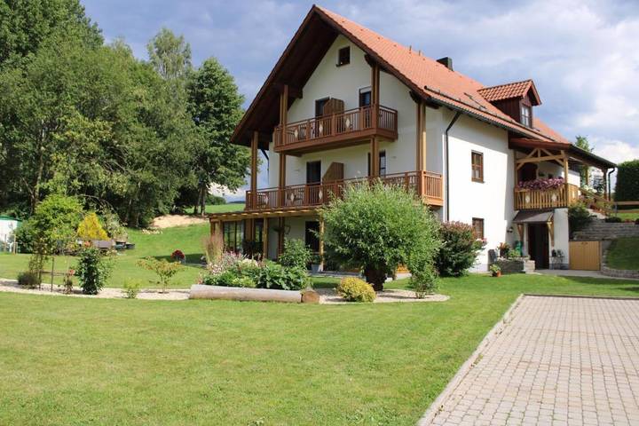 Hotel, mit Balkon und Terrasse sowie Garten und Ausblick in Neualbenreuth