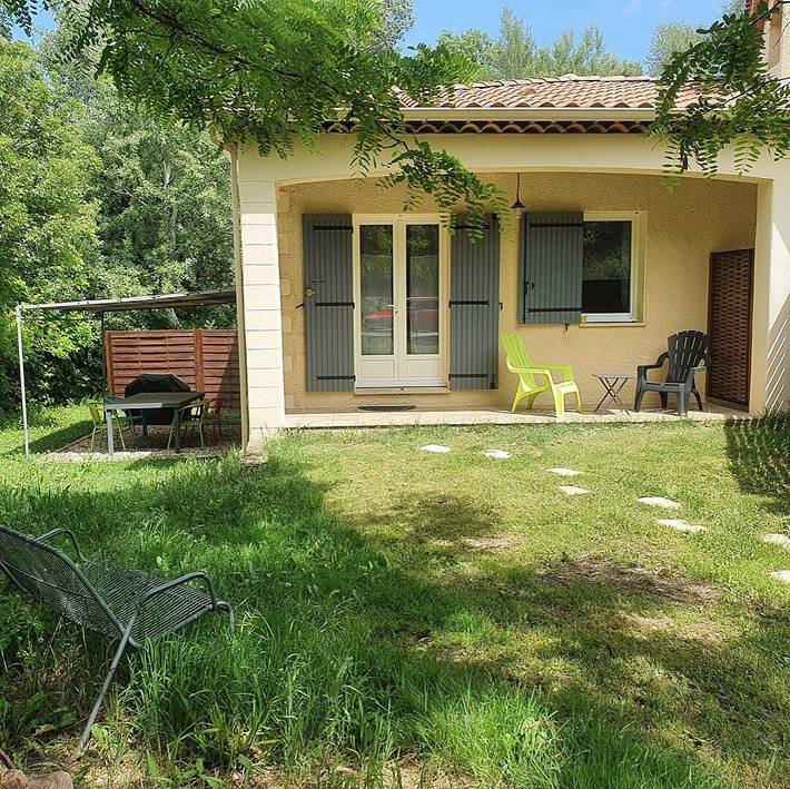 Gîte pour 4 personnes, avec piscine ainsi que jardin et terrasse à Bouchet