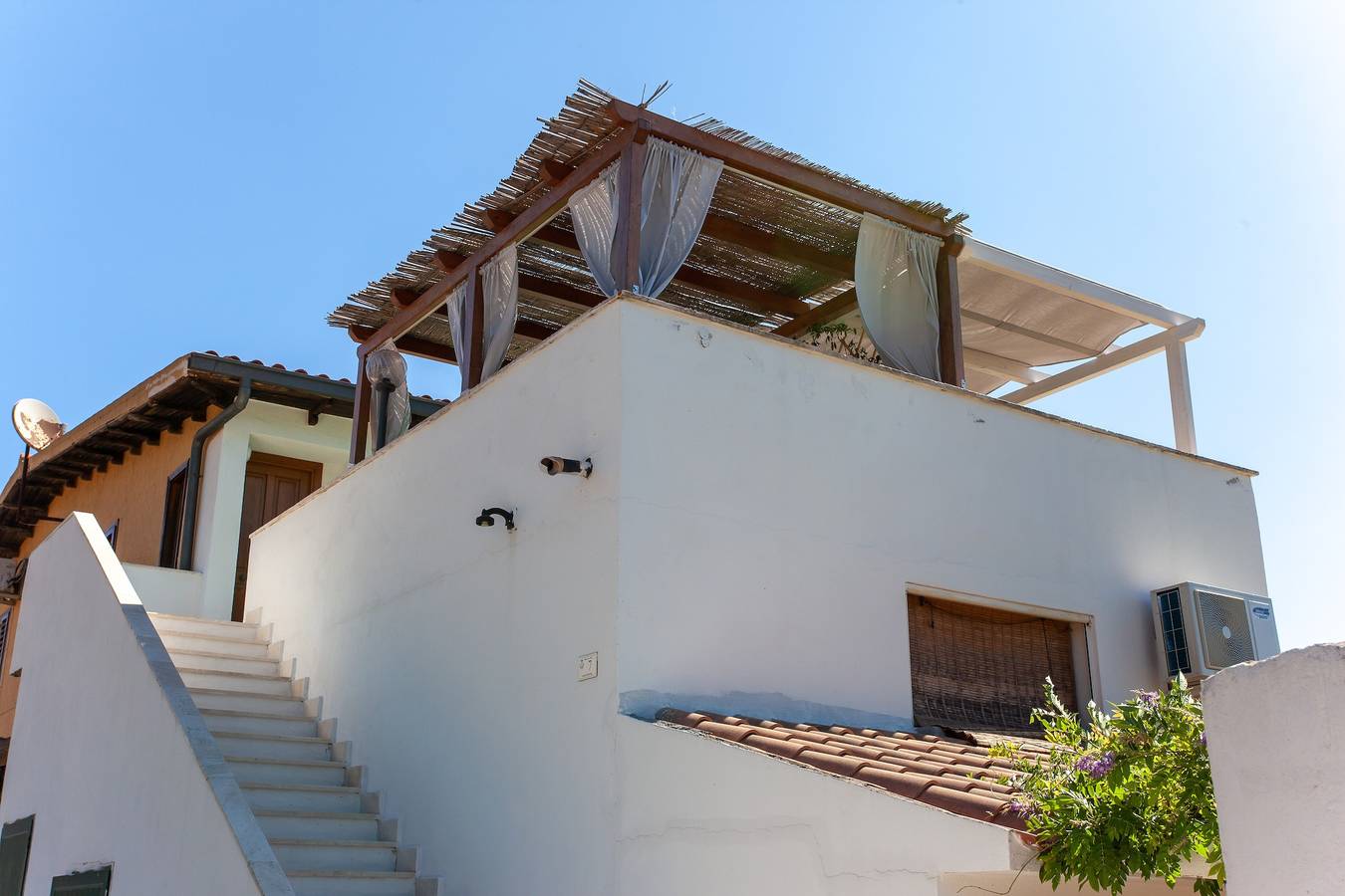 Appartamento intero, Appartamento Casa Euforbia vicino alla spiaggia con A/C, terrazza condivisa e balcone in Sas Linnas Siccas, Orosei