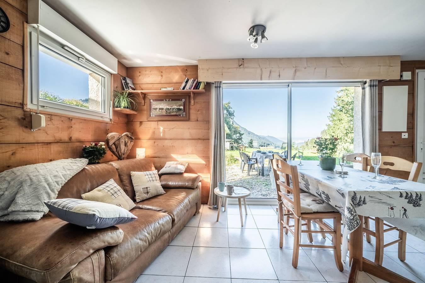 Appartement entier, Chalet Les Mios, chez Isa, avec vue entre Lac et Montagnes, terrasse privée et Wi-Fi in Vacheresse, Région de Thonon-les-Bains
