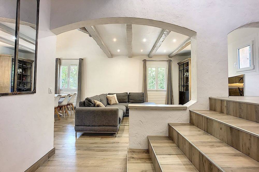 220 m² villa with 4 suites, 4 bathrooms and stunning views of the Esterel in Frejus, Massif de l'Esterel