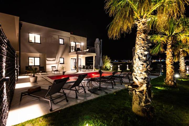 Villa voor 10 personen, with uitzicht and zwembad as well as tuin, met huisdier in Novalja