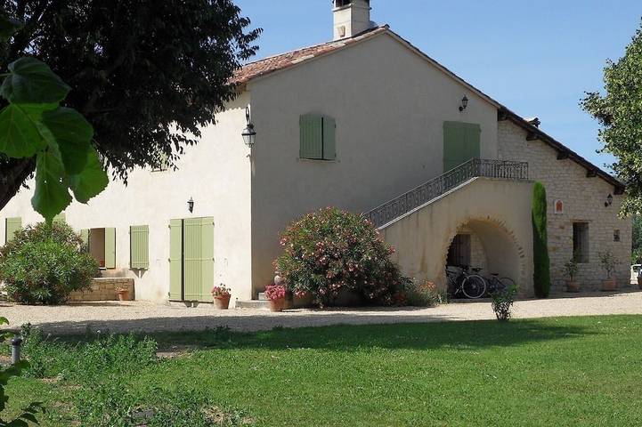 Gîte pour 4 personnes, avec jardin ainsi que piscine et balcon à Manosque