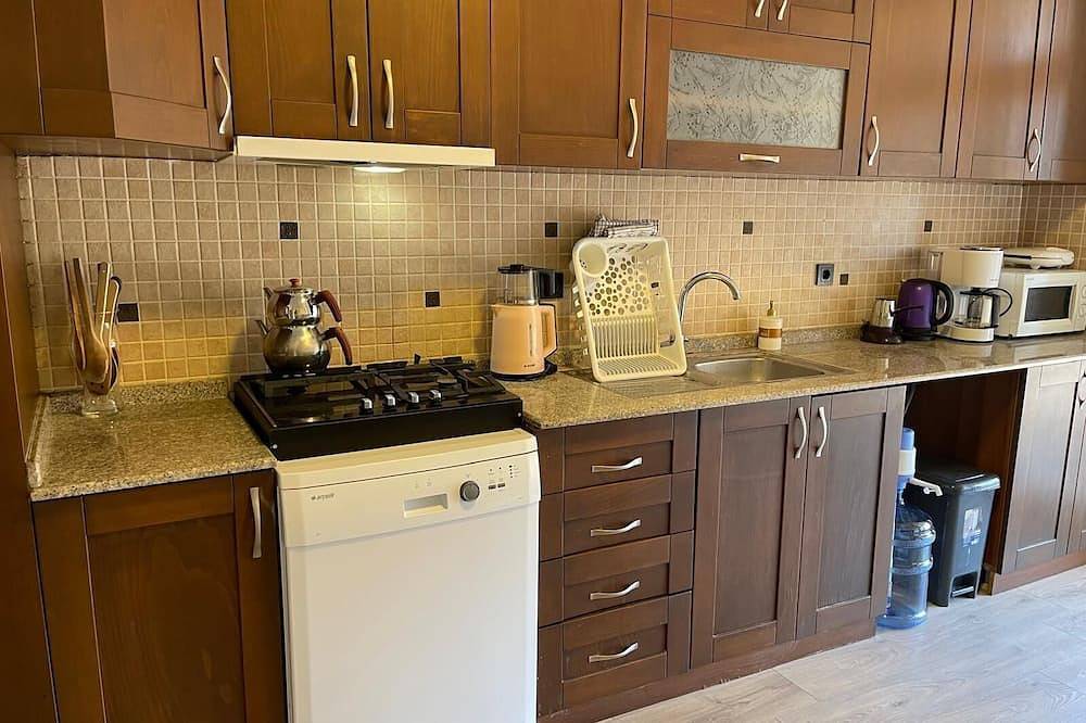 Ganze Wohnung, Spacious in Central; Beaches 500meters, 3Bedrooms + 1Living Room in Antalya, Provinz Antalya