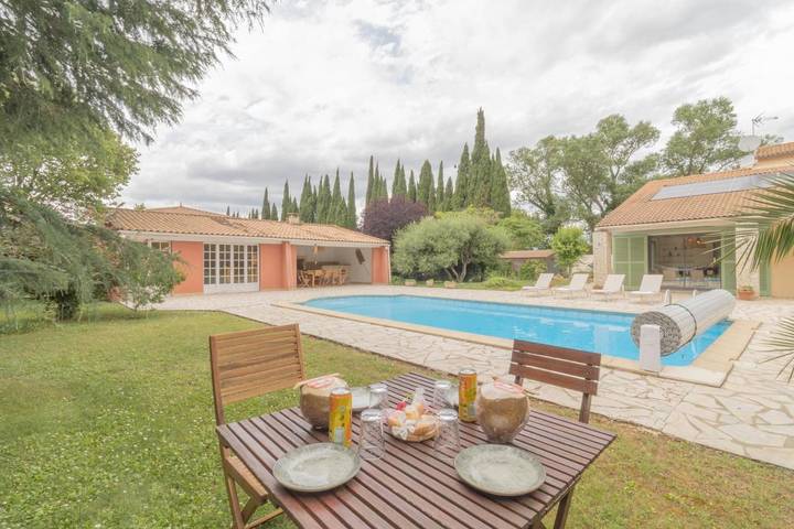 Location de vacances pour 8 personnes, avec Terrasse ainsi que Jardin et Piscine à Caissargues