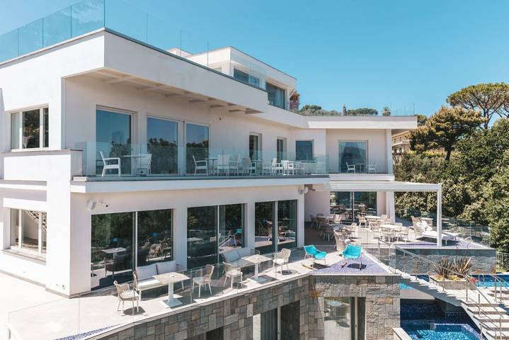 Last minute apartment for 31 people, with Balcony/Terrace and Pool in Sorrento