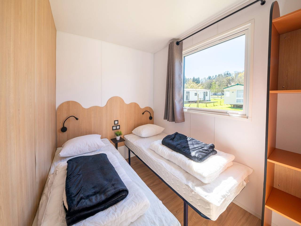 Luxe caravan in Érezée met terras in Amonines, Érezée