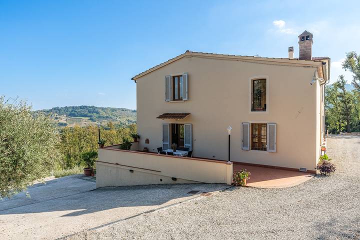 Villa 'Adora Holiday Home' con terrazza privata, giardino privato e Wi-Fi in Serravalle Pistoiese, Provincia di Pistoia