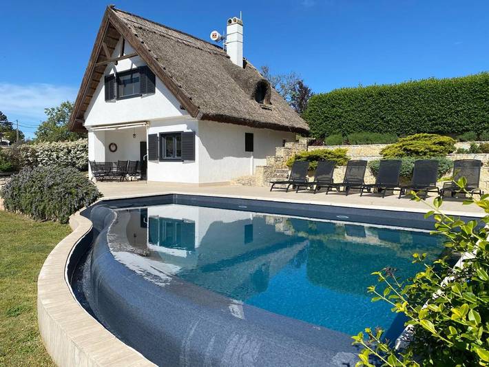 Ferienhaus für 6 Personen, mit Garten und Seeblick sowie Pool und Ausblick
