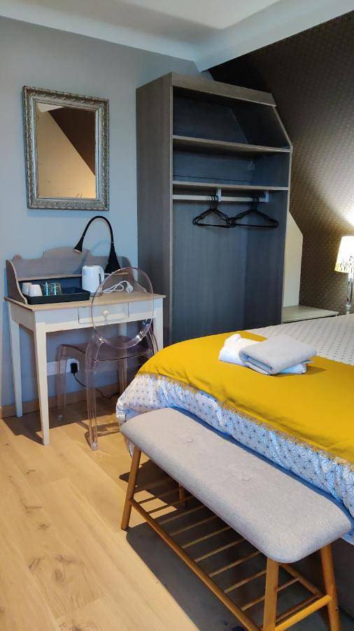 Double Room with Private Bathroom in Houdan, Yvelines