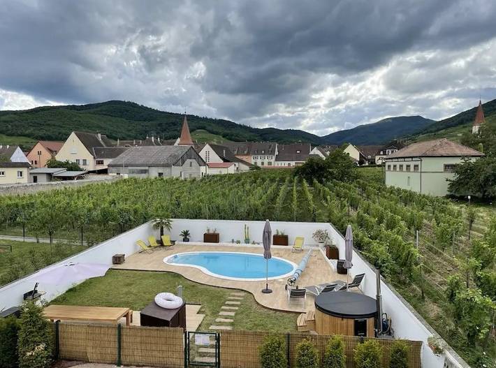 Gîte pour 12 personnes, avec piscine et jardin ainsi que terrasse et jacuzzi