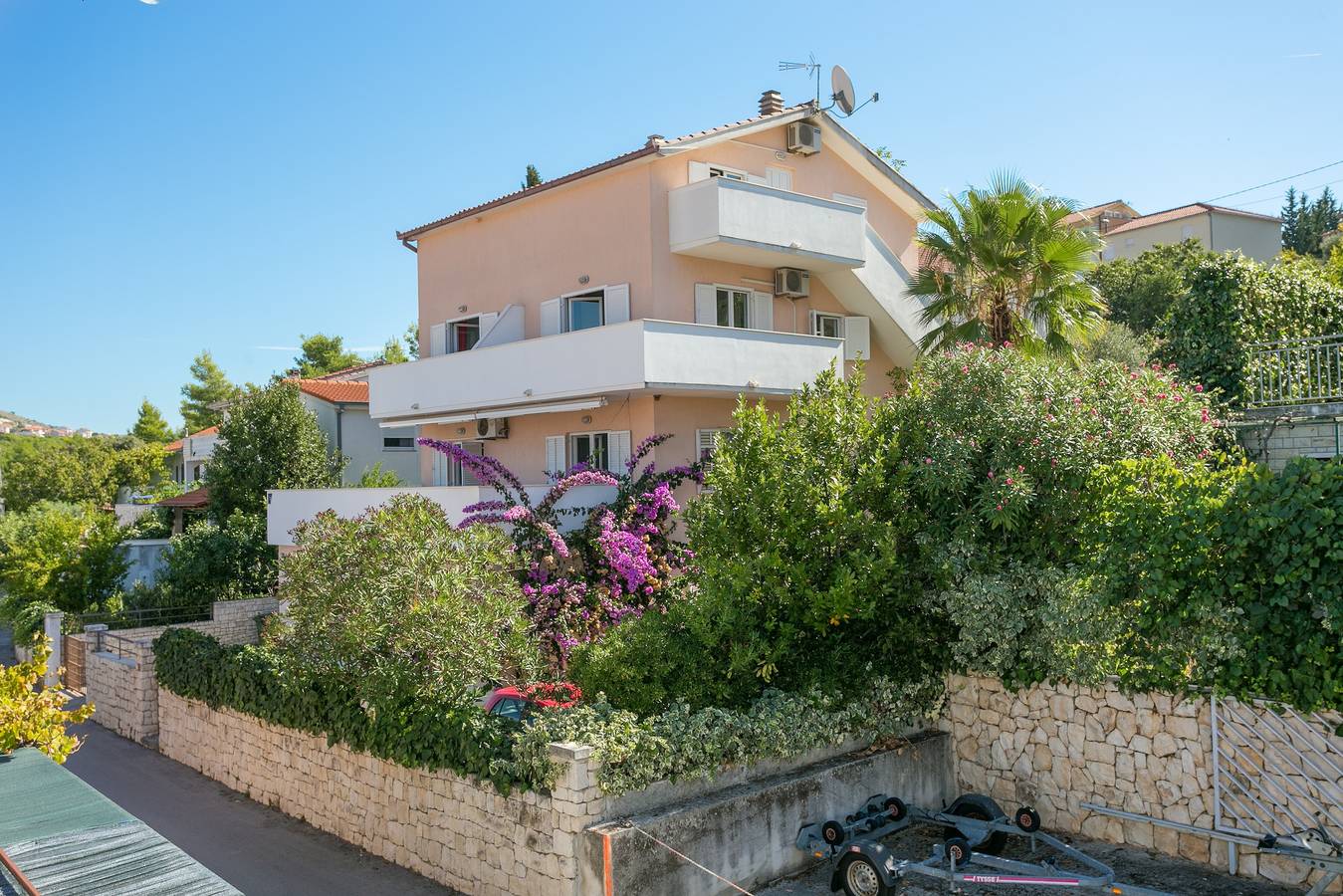 Ganze Wohnung, Two bedroom apartment with balcony and sea view Seget Vranjica, Trogir A-14409-a in Seget Vranjica, Split-Dalmatien