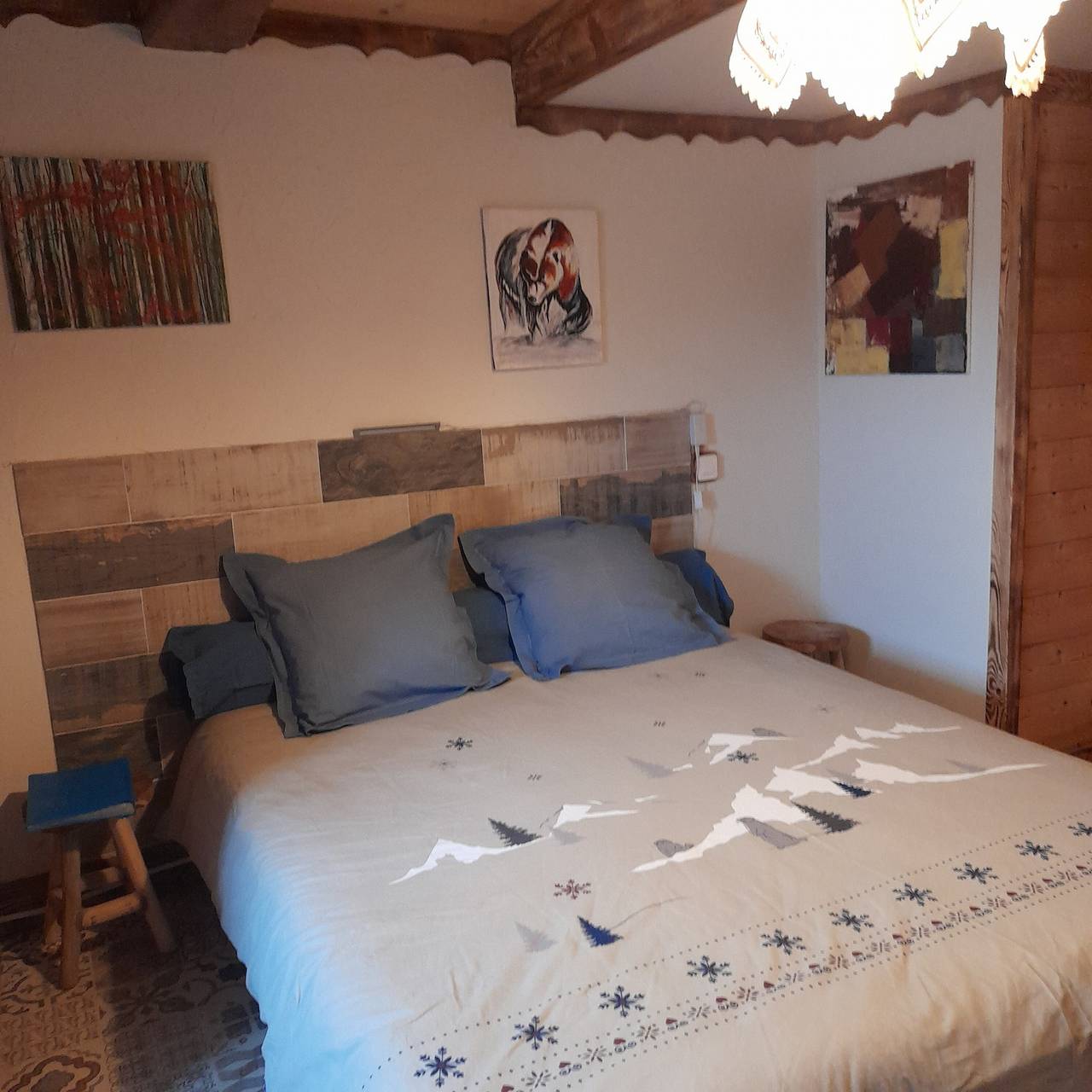 Chambre d’hôtes « Pensée Sauvage » : vue montagne, jardin partagé, Wi-Fi in Haute-Loire