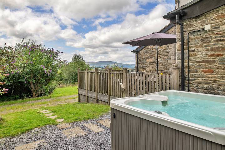 Villa for 4 people, with Hot tub and Terrace as well as Garden in Wales