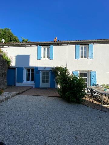 Gîte pour 4 personnes, avec vue et jardin à Charroux