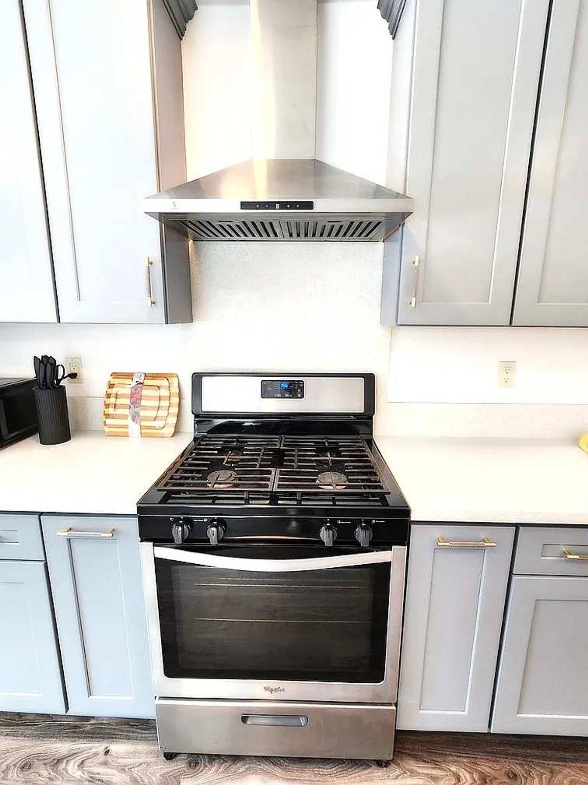 Modern Family Retreat, Near Disneyland, Pet-Friendly Yard & Views in Condado de Orange