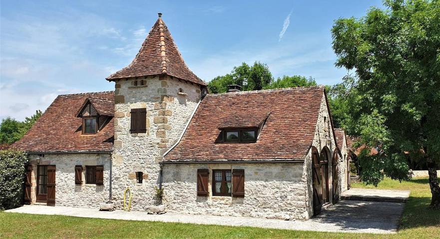Location de vacances pour 9 personnes, avec terrasse ainsi que jardin et piscine dans Flaujac-Gare