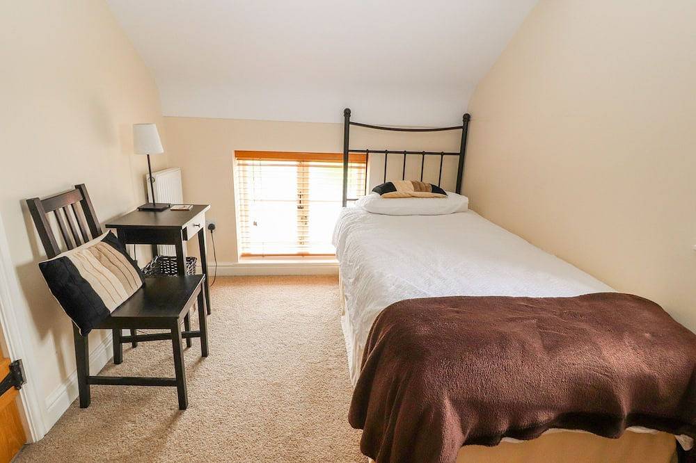 The Shippon, pet friendly, character holiday cottage in Tarporley in Rushton, Cheshire West and Chester