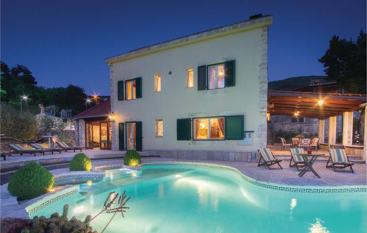 Agriturismo per 14 persone, con terrazza e sauna nonché idromassaggio e giardino in Croazia