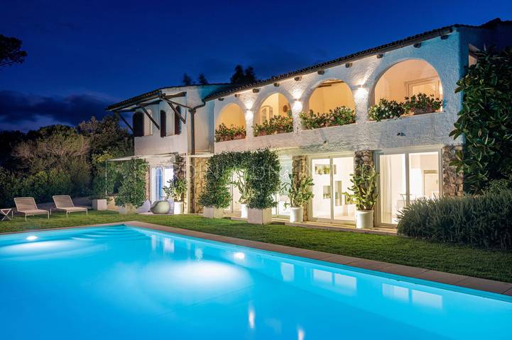 Villa per 9 persone, con balcone e giardino nonché piscina in Santa Teresa Gallura