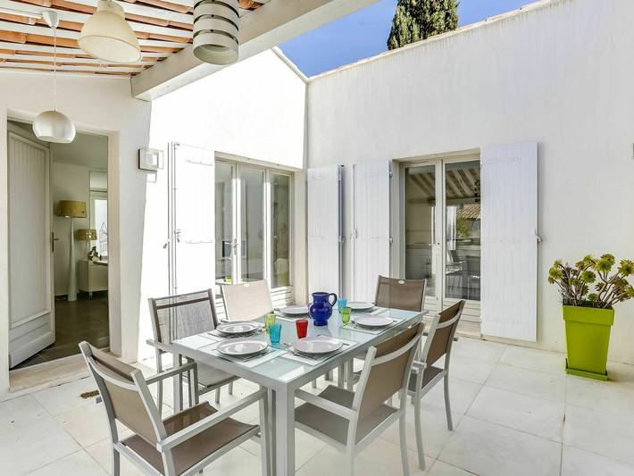 Location de vacances pour 6 personnes, avec jardin ainsi que piscine et terrasse dans Plage de la Gaillarde