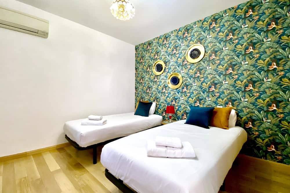 Entire apartment, Huertas Ii - 2 bedrooms, in the best area in Centro (Madrid), Madrid
