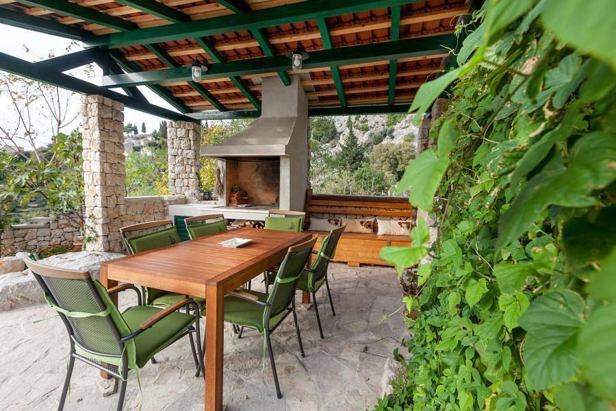 Holiday House in Makarska with Large Garden and Wonderful View in Makarska, Rivera de Makarska