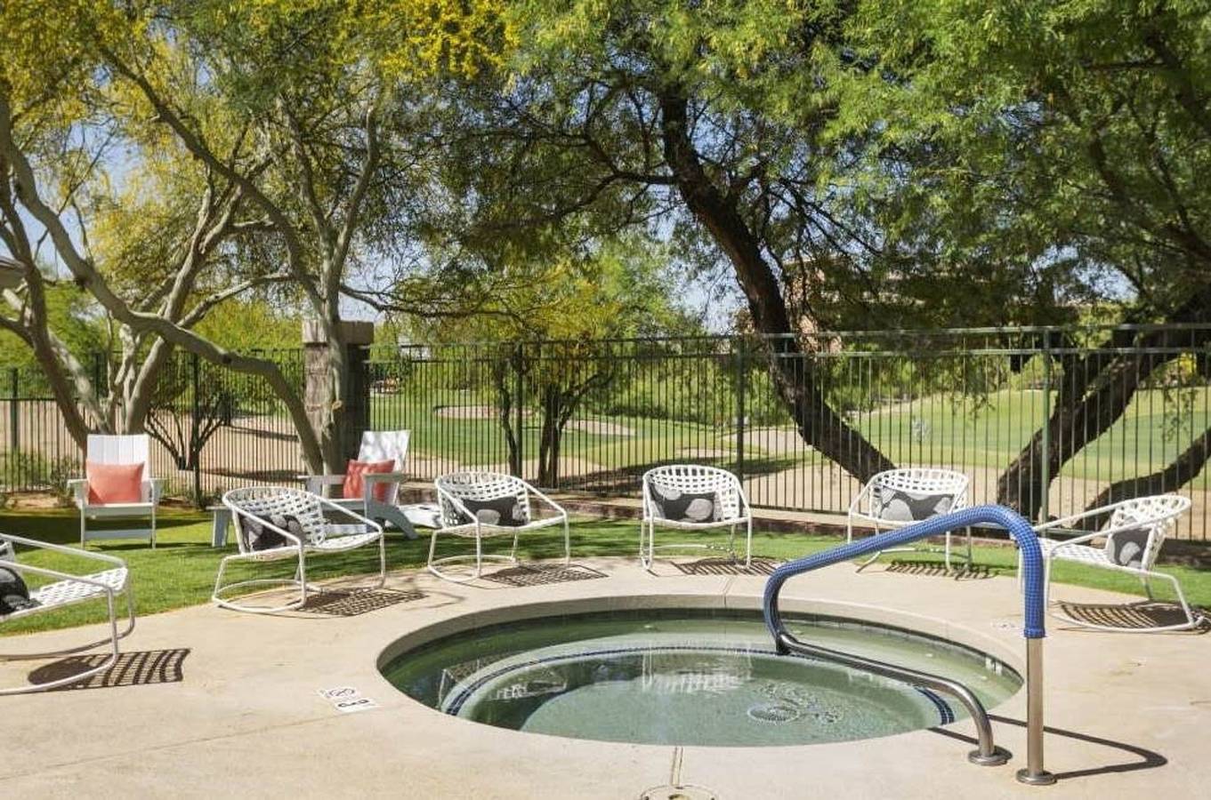 Entire apartment, Cozysuites 3Br 2Ba Kierland Commons with pool in Phoenix, Maricopa County