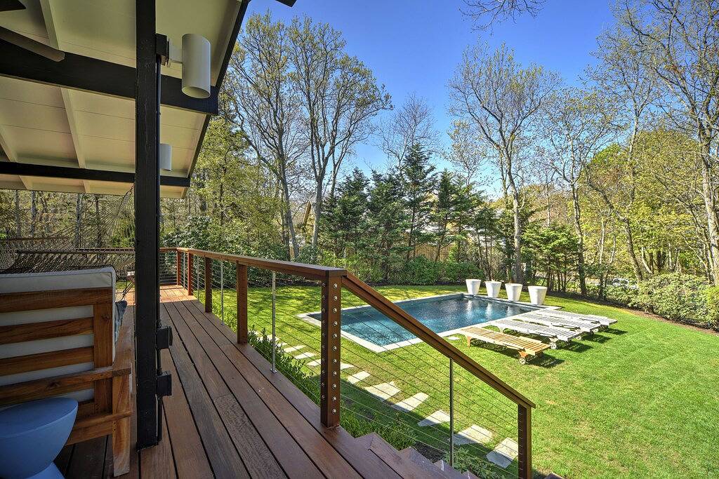 Modernes Strandhaus aus der Mitte des Jahrhunderts - Am Wasser, Privatstrand! in Springs, Hamptons